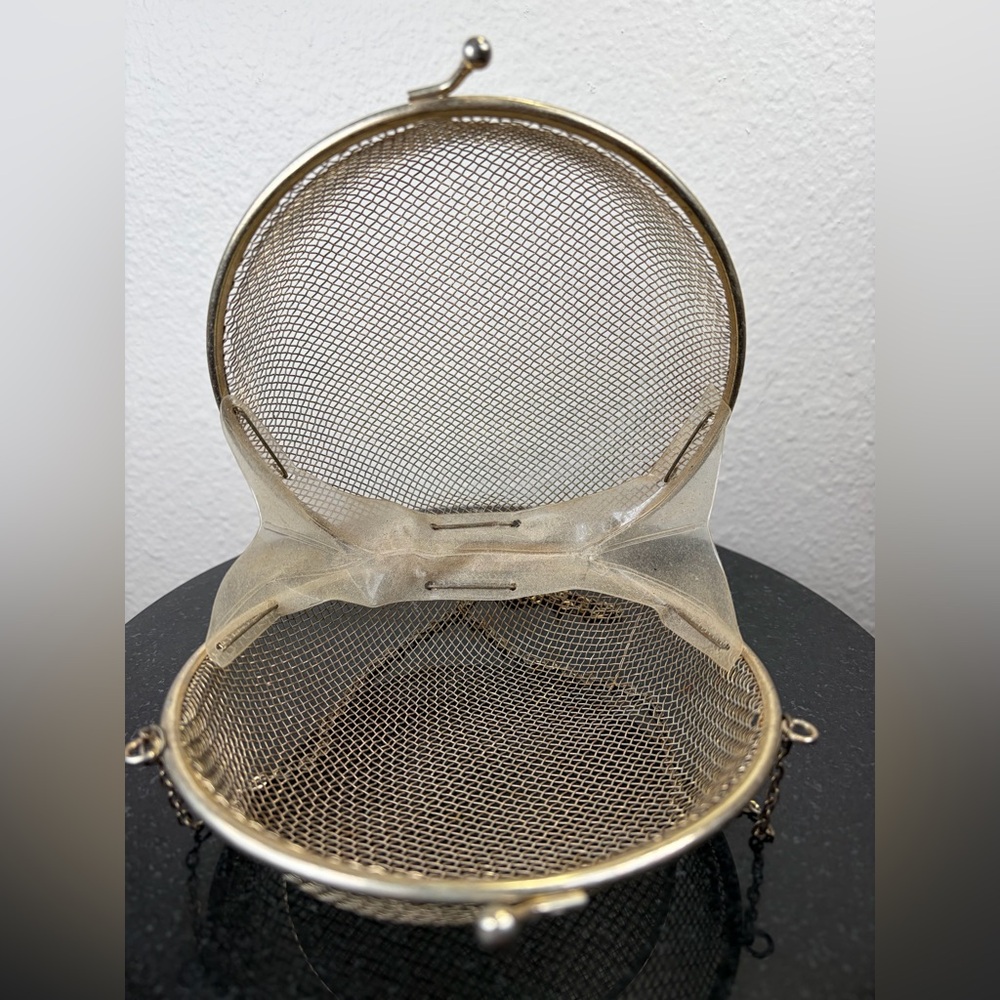 Vintage Metal Gold Mesh Clasp Purse with Long Gold Strap - Picture 4 of 4